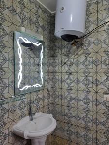 La salle de bains est pourvue d'un lavabo et d'un miroir. dans l'établissement Chez Roland, à Kribi