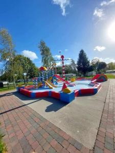 - une aire de jeux dans un parc avec des équipements de jeux colorés dans l'établissement Au cœur de la nature, à Olloy-sur-Viroin