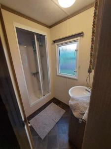 La salle de bains est pourvue d'une douche et d'un lavabo. dans l'établissement Au cœur de la nature, à Olloy-sur-Viroin