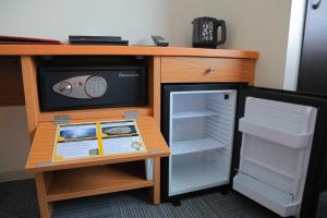 別府市にある杜の湯リゾートのデスク(テレビ付)、小型冷蔵庫が備わります。