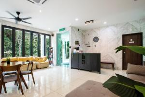 ein Wohnzimmer mit einem Sofa und einem Tisch in der Unterkunft Villa Renai Resort in Bentong