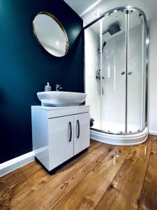 a bathroom with a sink and a glass shower at Entire Modern House in Tamworth - 2 Double Beds + Free Parking in Tamworth