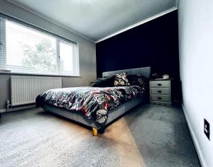 سرير أو أسرّة في غرفة في Entire Modern House in Tamworth - 2 Double Beds + Free Parking