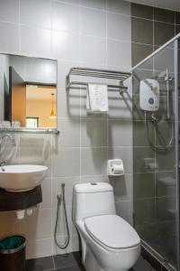 y baño con aseo y lavamanos. en Villa Renai Resort, en Bentong