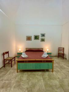 una camera da letto con un letto con due sedie e due candele di Vespucci 8 a Castro di Lecce
