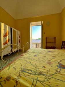 una camera con letto e vista sull'oceano di Vespucci 8 a Castro di Lecce