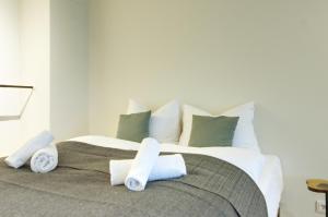 una camera da letto con un grande letto con asciugamani di VB Boutique Apartment - Studio in belebtem Viertel nah zur Messe a Francoforte sul Meno