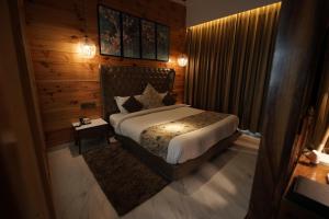 Een bed of bedden in een kamer bij Kasauli Hills Resort