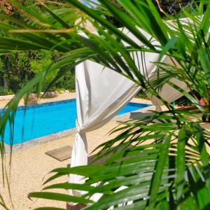 Tienda blanca frente a una piscina en Casa Francesca Altea piscina y aparcamiento privado, en Altea