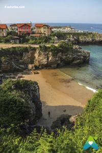 a view of a beach with houses and the ocean at Apartamento Boutique Arquera Golf II -Llanes in Llanes