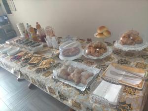 una mesa cubierta con muchos tipos diferentes de comida en B&b villa Arena en Zingarello