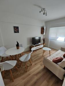 - un salon avec un canapé, une table et des chaises dans l'établissement Apartamento Casa Ryo, à Santander