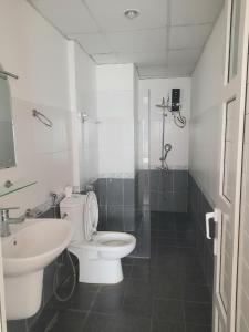 La salle de bains est pourvue de toilettes, d'un lavabo et d'une douche. dans l'établissement Chung cư TDC Plaza, à Hòa Lợi (2)
