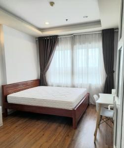 ein Schlafzimmer mit einem großen Bett und einem Fenster in der Unterkunft Chung cư TDC Plaza in Hòa Lợi (2)