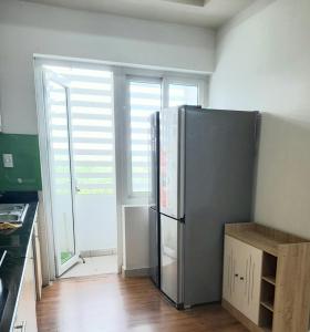 eine Küche mit einem Kühlschrank aus Edelstahl in einem Zimmer in der Unterkunft Chung cư TDC Plaza in Hòa Lợi (2)