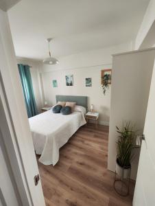 - une chambre avec un lit et du parquet dans l'établissement Apartamento Casa Ryo, à Santander