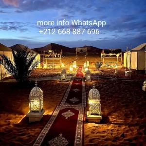 un set para una boda en el desierto por la noche en Ahlam Luxury Camp, en Merzouga
