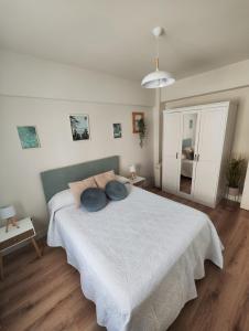 - une chambre avec un lit et 2 oreillers dans l'établissement Apartamento Casa Ryo, à Santander