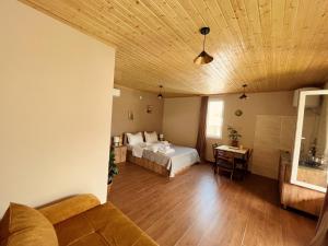 sypialnia z łóżkiem i stołem w pokoju w obiekcie Mountain View w mieście Lagodekhi