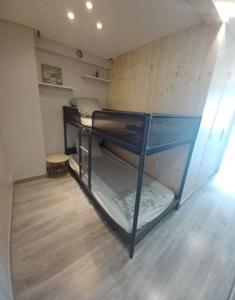 une petite pièce avec deux lits superposés dans l'établissement Studio cosy, à La Grande Motte