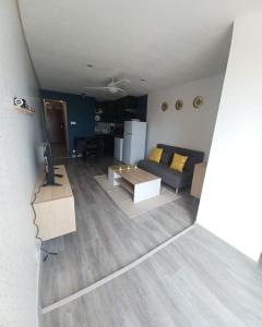 un salon avec un canapé et une table dans l'établissement Studio cosy, à La Grande Motte