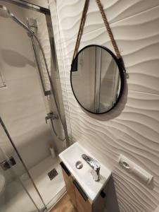 La salle de bains est pourvue d'un lavabo et d'un miroir. dans l'établissement Apartamento Casa Ryo, à Santander