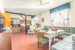 sala de estar con mesa y cocina en Paz y relax en el campo, en Villareia