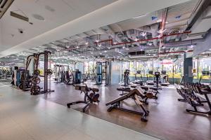 een fitnessruimte met veel loopbanden en machines bij Stylish canal view apartment in Business Bay in Dubai