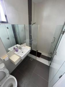 ein Bad mit einer Dusche, einem Waschbecken und einem WC in der Unterkunft Amy*USS@The Springs Mall in Kuching