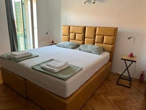 sypialnia z dużym łóżkiem z dwoma ręcznikami w obiekcie Old Town Heritage by Mrav w Sukošanie