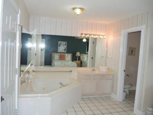łazienka z wanną, umywalką i łóżkiem w obiekcie Studio Villa 509L at Brunswick Plantation w mieście Iredell