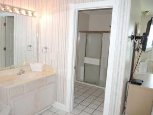 W łazience znajduje się umywalka i prysznic. w obiekcie Studio Villa 509L at Brunswick Plantation w mieście Iredell