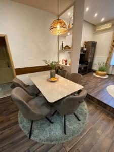 - une salle à manger avec une table et des chaises dans l'établissement Robert's Apartment, à Celje