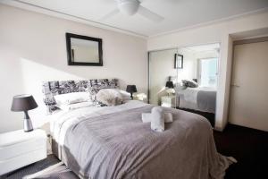 安特兰斯Waterview luxury hideaway, 2 min walk to all, pool的卧室里有一张床，床上有一只泰迪熊 更多37张照片