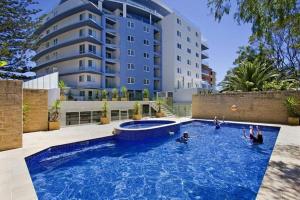 安特兰斯Waterview luxury hideaway, 2 min walk to all, pool的大楼前的游泳池