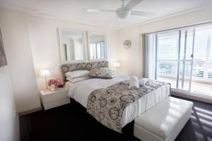 Waterview luxury hideaway, 2 min walk to all, pool客房内的一张或多张床位