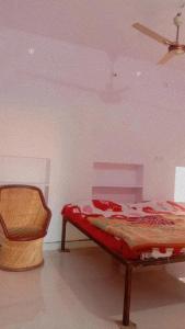 een bed in een kamer met een plafond bij HOTEL THE PUSHKAR FLOWER in Pushkar