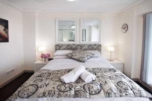 Waterview luxury hideaway, 2 min walk to all, pool客房内的一张或多张床位