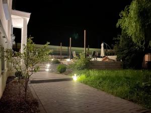 un jardín por la noche con luces en el césped en Paradiesisch Wohnen - Loreley, en Sankt Goarshausen