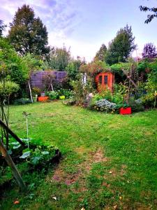 un jardín con un patio con césped verde en Welcome, en Nantes