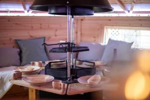 ein Tisch mit Tassen und Tellern darauf in der Unterkunft Ketley Vallens in Telford