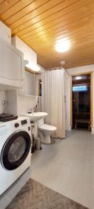 a bathroom with a washing machine and a sink at Reissupesä in Raahe