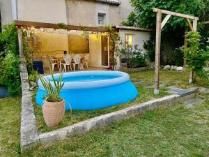 een blauw bad in de tuin van een huis bij Studio au calme climatisé avec terrasse in Paillet +2 foto's
