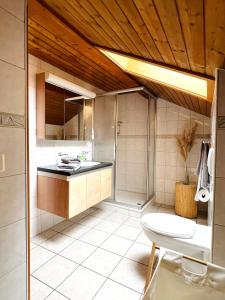 una cucina con lavandino e bancone in una stanza di ”Heimet” im Berner Oberland a Unterbach