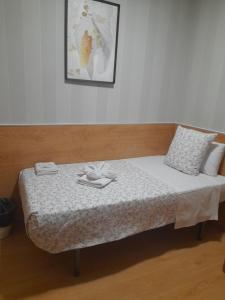 Una cama en una habitación con dos toallas. en Salomé en Madrid