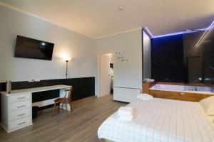 Schlafzimmer mit einem Bett, einem Waschbecken und einer Badewanne in der Unterkunft Boutique Relais Villa Sofia in Gaiole in Chianti