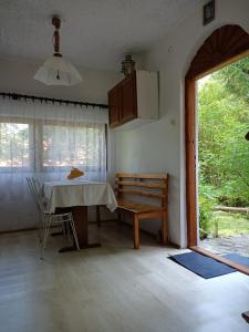 uma sala de jantar com uma mesa e uma janela em Domek w Gorcach 