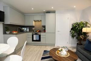 cocina y sala de estar con mesa y sillas en Aisiki Apartments at Stanhope Road, North Finchley, 3 Bedroom and 2 Bathroom Pet Friendly Duplex Flat, King or Twin beds with FREE WIFI en Finchley