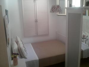 a white room with a bed and a window at Lavinia in Gaios