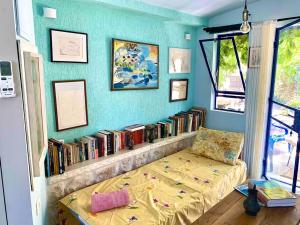 una sala de estar con una estantería con libros en Passiflora Suite en Safed